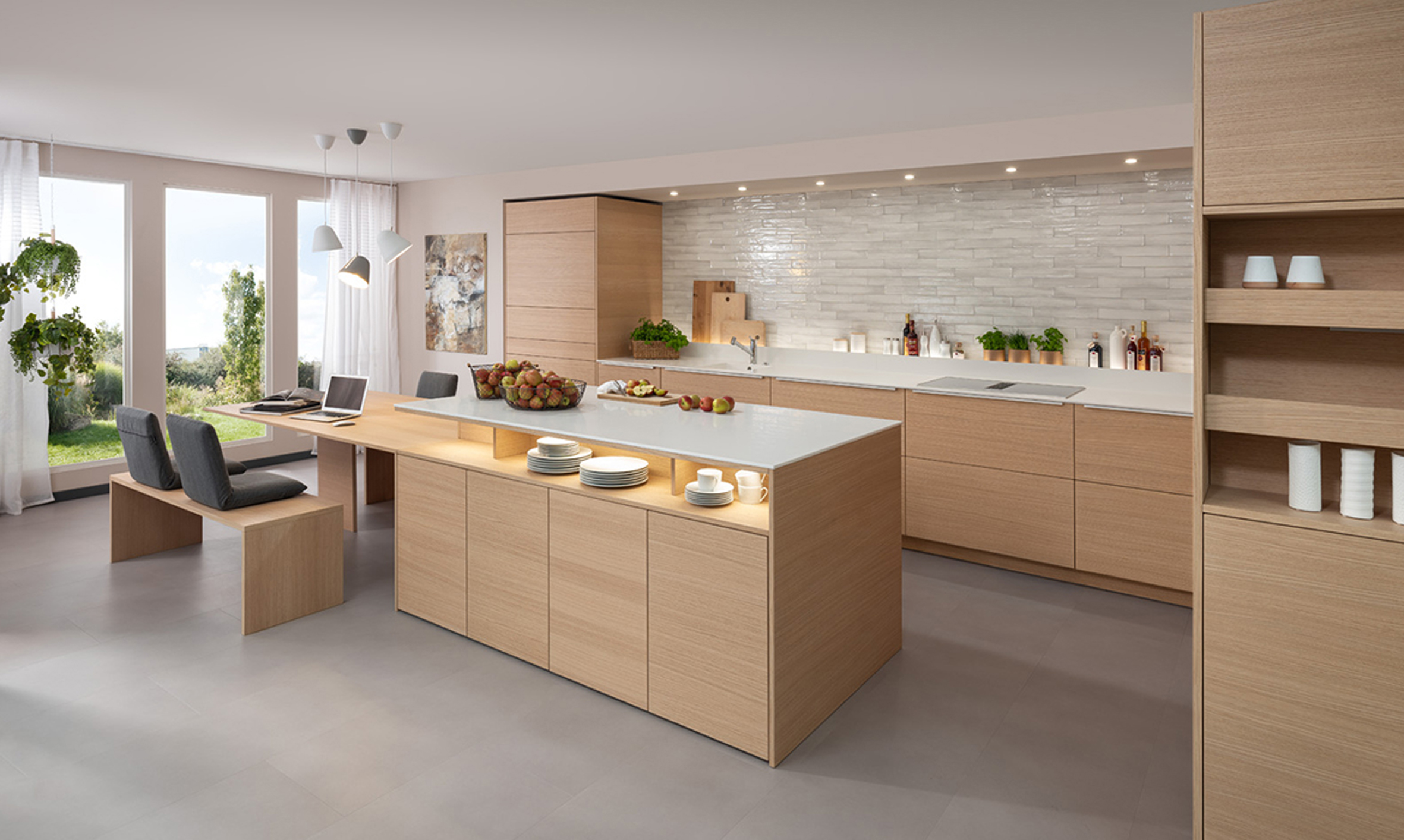 Bild 3: Auch bei Küchenmöbeln beliebt: Echtes Holzfurnier in allen Varianten. Foto: Rempp Küchen